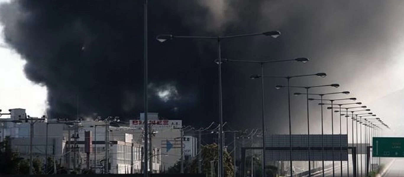 Τοξικό νέφος από την φωτιά στη Μεταμόρφωση πλημμύρισε την Αττική - Αναπνευστικά προβλήματα και ζαλάδες (βίντεο)